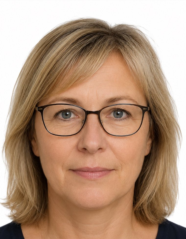 Professionell aufgenommenes biometrisches Passbild einer Frau mit Brille